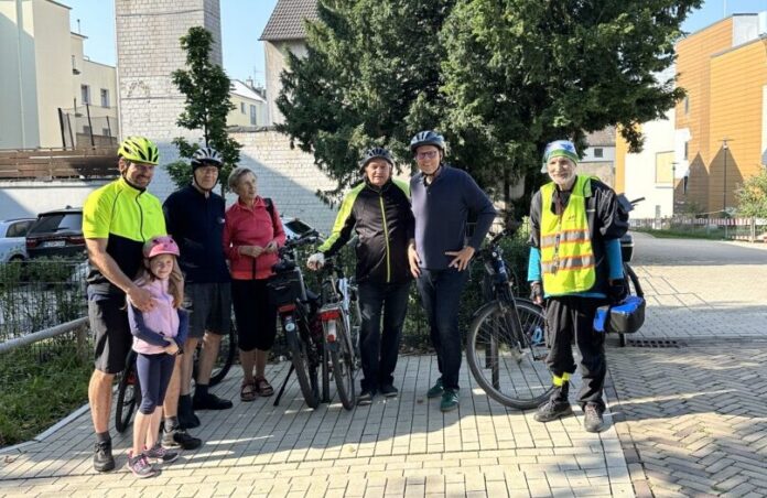 Unter der Leitung von Christoph Evers, Vorsitzender des ADFC Velbert ging es für Peter Beyer MdB und die Gruppe mit dem Rad 15 Kilometer durch Velbert und Umgebung. Fotorechte: Peter Beyer