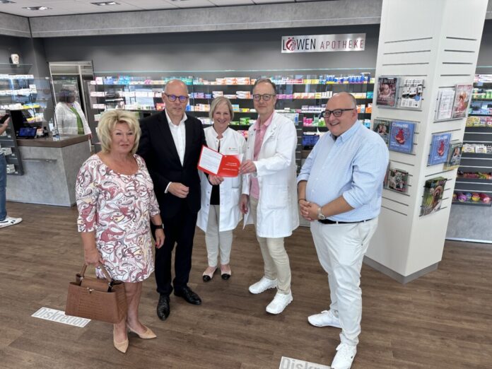 Peter Beyer, Melitta Cousin-Bronowski und Panagiotis Chatzinikolaou im Austausch mit den Apothekern Astrid Rüngeler-Janski und Dr. Peter Rüngeler. Fotorechte: Peter Beyer.