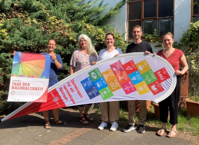 Die Ratinger Tage der Nachhaltigkeit werden von der Abteilung Umwelt-, Klima- und Naturschutz der Kommunalen Dienste koordiniert (v.l. Lena Steinhäuser, Angelika Genieser, Julia Federer, Philip Herms, Lilila Martens). Foto: Stadt Ratingen