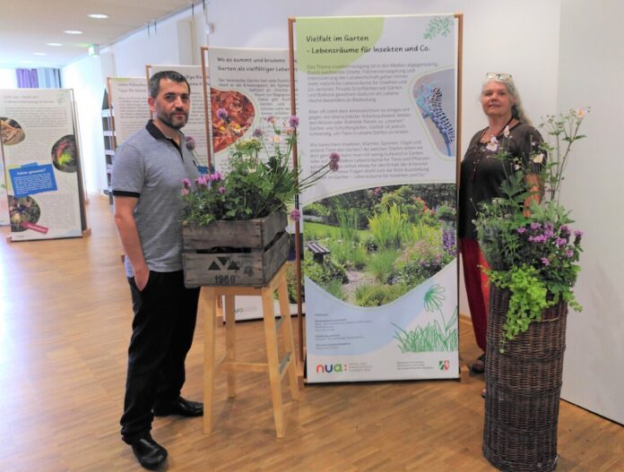 Angelika Genieser (Abteilung Natur-, Klima- und Umweltschutz) und Ahmet Özdemir (Leiter Stadtbibliothek) freuen sich über die neuen Pflanzgefäße, die jetzt die Ausstellung im Lesecafé des Medienzentrums schmücken. Foto: Stadt Ratingen Angelika Genieser (Abteilung Natur-, Klima- und Umweltschutz) und Ahmet Özdemir (Leiter Stadtbibliothek) freuen sich über die neuen Pflanzgefäße, die jetzt die Ausstellung im Lesecafé des Medienzentrums schmücken. Foto: Stadt Ratingen