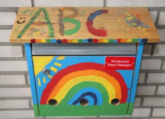 Auch am Eingang zum Amt für Kinder, Jugend und Familie an der Minoritenstraße 3 hängt ein Kinderbriefkasten. Foto: Stadt Ratingen