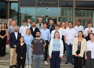 Vor dem Frühstück versammelten sich die Auszubildenden mit ihren Ansprechpartnern in der Verwaltung und der Verwaltungsführung um Bürgermeister Klaus Pesch und den Ersten Beigeordneten Patrick Anders zu einem Gruppenfoto vor dem Ratssaal. Foto: Stadt Ratingen