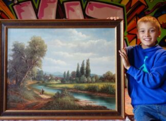 Der achtjährige Liam aus Eggerscheidt zeigt das Bild, das man bei dem aktuellen Ratespaß des Ratinger Jugendamtes gewinnen kann. Foto: Stadt Ratingen