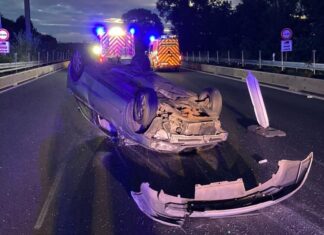 Einer der Wagen hatte sich überschlagen und landete auf dem Dach. Foto: Feuerwehr Oberhausen