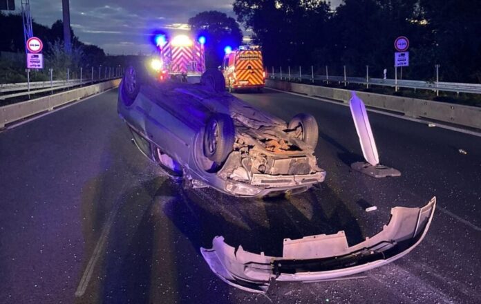 Einer der Wagen hatte sich überschlagen und landete auf dem Dach. Foto: Feuerwehr Oberhausen