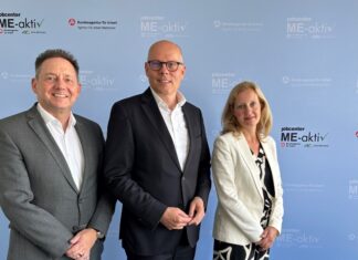 Peter Beyer tauscht sich mit Karl Tymister, dem Geschäftsführer der Agentur für Arbeit Mettmann, und Nathalie Schöndorf, der Geschäftsführerin des jobcenter ME-aktiv aus. Foto: Büro Beyer