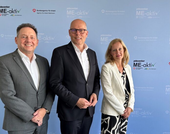Peter Beyer tauscht sich mit Karl Tymister, dem Geschäftsführer der Agentur für Arbeit Mettmann, und Nathalie Schöndorf, der Geschäftsführerin des jobcenter ME-aktiv aus. Foto: Büro Beyer