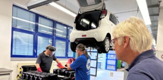 Peter Beyer tauscht Anzug gegen Arbeitskleidung und absolviert ein Praktikum bei der Kreishandwerkerschaft Mettmann. Foto: Büro Beyer