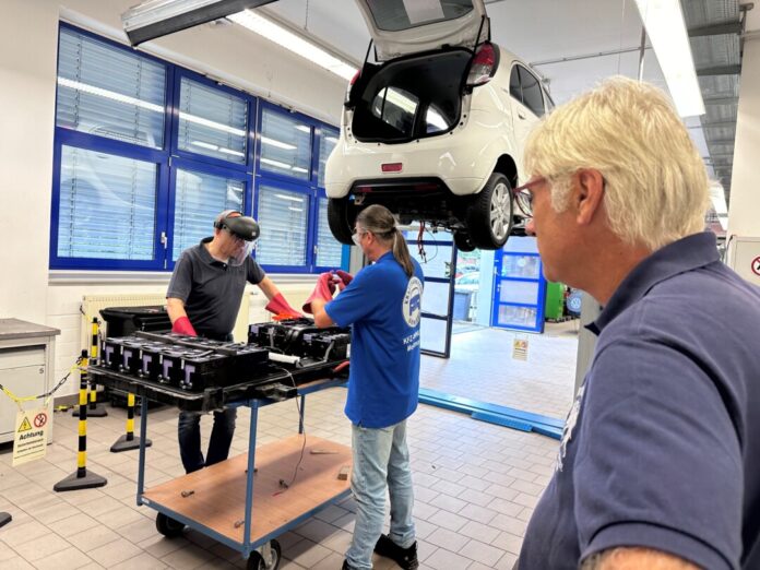 Peter Beyer tauscht Anzug gegen Arbeitskleidung und absolviert ein Praktikum bei der Kreishandwerkerschaft Mettmann. Foto: Büro Beyer