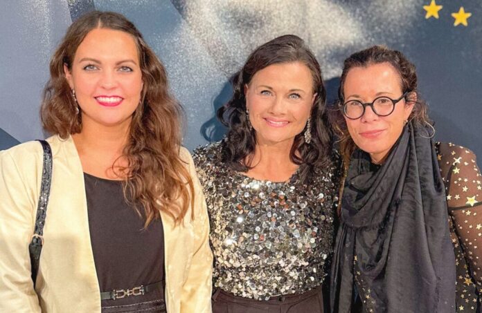 Chatherine Lohmann, stellv. Vorsitzende des Bernhard Kreis (SPD), Laudatorin Gitta Connemann (CDU) und Melanie Meyer, Vorsitzende des Bernhard-Kreis. Fotorechte: Peter Beyer MdB. Chatherine Lohmann, stellv. Vorsitzende des Bernhard Kreis (SPD), Laudatorin Gitta Connemann (CDU) und Melanie Meyer, Vorsitzende des Bernhard-Kreis. Fotorechte: Peter Beyer MdB.
