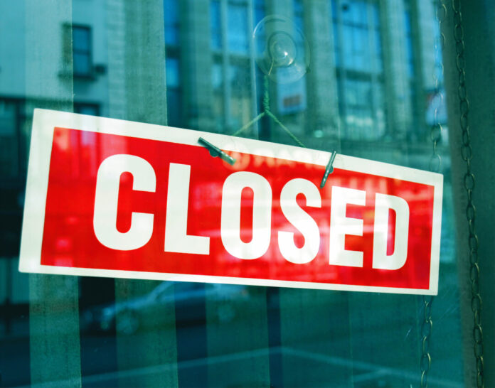 Ein Schild mit der Aufschrift "Closed" hängt an einer Tür. Foto: VZ NRW/adpic