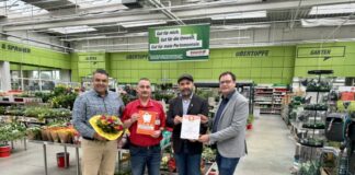 Björn Musiol (Geschäftsführer und Regionalleitung Kreis Mettmann des HVR), toom-Marktleiter Dirk Heisters, Sven Lucht (HVR-Ortsvorstand Langenfeld) und Jan Christoph Zimmermann (Citymanager Langenfeld). Foto: Handelsverband NRW