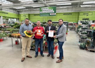 Björn Musiol (Geschäftsführer und Regionalleitung Kreis Mettmann des HVR), toom-Marktleiter Dirk Heisters, Sven Lucht (HVR-Ortsvorstand Langenfeld) und Jan Christoph Zimmermann (Citymanager Langenfeld). Foto: Handelsverband NRW