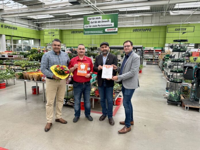 Björn Musiol (Geschäftsführer und Regionalleitung Kreis Mettmann des HVR), toom-Marktleiter Dirk Heisters, Sven Lucht (HVR-Ortsvorstand Langenfeld) und Jan Christoph Zimmermann (Citymanager Langenfeld). Foto: Handelsverband NRW