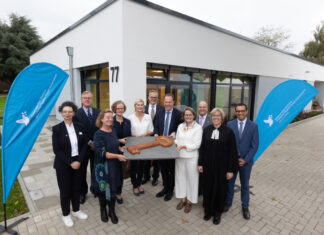 Bei der feierlichen Eröffnung waren dabei: Zepuntke (Botschafterin), Pfarrerin Dr. Katrin Stückrath (Leitung Schwesternschaft), Dr. Holger Stiller (Vorstand) und Sebastian Gunst (Vorstand) (Copyright: Kaiserswerther Diakonie/F. Elschner). Foto: Kaiserswerther Diakonie