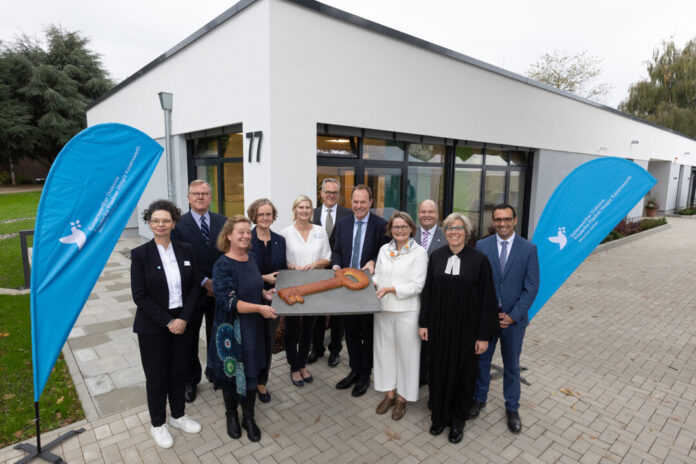 Bei der feierlichen Eröffnung waren dabei: Zepuntke (Botschafterin), Pfarrerin Dr. Katrin Stückrath (Leitung Schwesternschaft), Dr. Holger Stiller (Vorstand) und Sebastian Gunst (Vorstand) (Copyright: Kaiserswerther Diakonie/F. Elschner). Foto: Kaiserswerther Diakonie