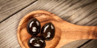 Echte schwarze Oliven gibt es, allerdings auch eingefärbte Früchte. Foto: VZ NRW/adpic