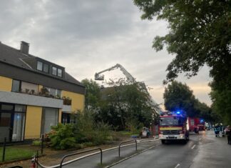 Ein Löschfahrzeug und Teleskopmast vor dem Gebäude. Foto: FW Dortmund