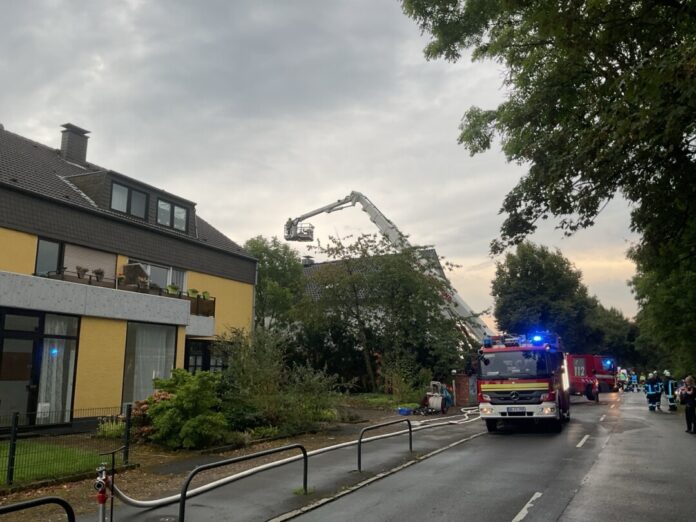 Ein Löschfahrzeug und Teleskopmast vor dem Gebäude. Foto: FW Dortmund