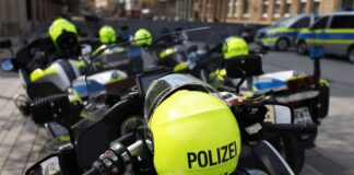 Noch sind an den Helmen von Motorradpolizisten Kabel für den Funk - bald sollen sie mit Bluetooth funktionieren. (Archivfoto)