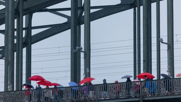 Nach sonnigen und warmen Tagen ist es jetzt regnerisch und grau in Köln.