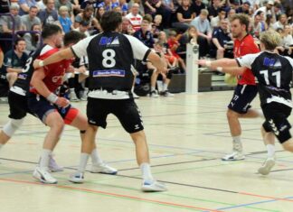 Rouven Jahn im Zusammenspiel mit Luke Schumann (Nr. 10) und Lennard Scheider (Nr. 7) am Kreis. Foto: Armin Adolphs/TBW