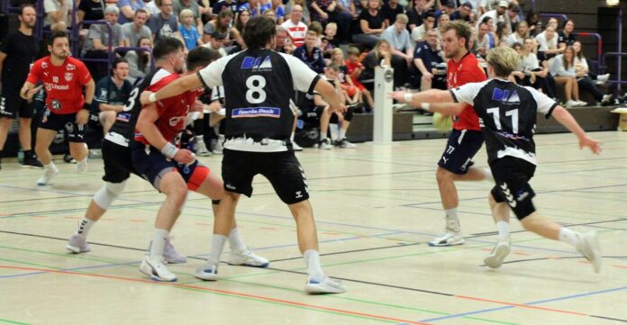 Rouven Jahn im Zusammenspiel mit Luke Schumann (Nr. 10) und Lennard Scheider (Nr. 7) am Kreis. Foto: Armin Adolphs/TBW