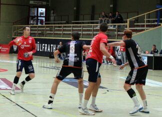 In Longerich müssen die Wülfrather alles geben: Hier Timo Schmitz (mit Ball) und Jonas Vonnahme. Foto: Armin Adolphs