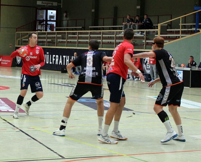 In Longerich müssen die Wülfrather alles geben: Hier Timo Schmitz (mit Ball) und Jonas Vonnahme. Foto: Armin Adolphs