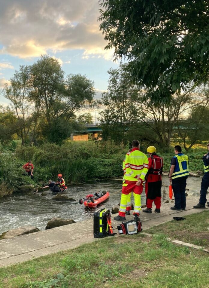 Einsatzkräfte befreien Kanufahrer aus misslicher Lage an der Ruhr