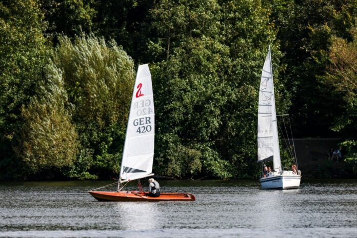 Noch einmal Segeln genießen auf einem See in Duisburg, bevor das Wetter schlechter wird.