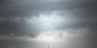 Wolken und Regen dominieren das Wetter in der neuen Woche in NRW - in der Nacht könnte es richtig kalt werden (Archivbild).