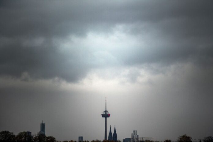 Wolken und Regen dominieren das Wetter in der neuen Woche in NRW - in der Nacht könnte es richtig kalt werden (Archivbild).