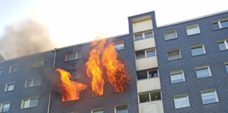 Flammen schlagen aus dem Fenster der Wohnung. Foto: FW Heiligenhaus