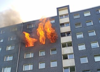 Flammen schlagen aus dem Fenster der Wohnung. Foto: FW Heiligenhaus