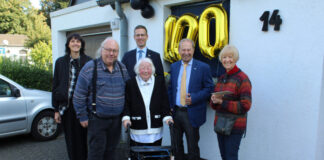 Bei bestem Wetter gratulierten Bürgermeister Christoph Schultz (3.v.r.) und der stellvertretende Landrat Michael Ruppert (2.v.r.) gemeinsam mit Pfarrerin Laura Kadur (1.v.l.), Sohn Uwe Günther (2.v.l.) und einer Nachbarin (1.v.r.) Anneliese Günther zum hundertsten Geburtstag. Foto: Stadt Erkrath