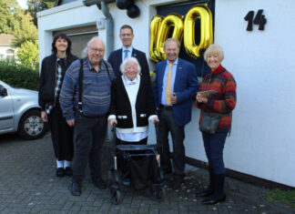 Bei bestem Wetter gratulierten Bürgermeister Christoph Schultz (3.v.r.) und der stellvertretende Landrat Michael Ruppert (2.v.r.) gemeinsam mit Pfarrerin Laura Kadur (1.v.l.), Sohn Uwe Günther (2.v.l.) und einer Nachbarin (1.v.r.) Anneliese Günther zum hundertsten Geburtstag. Foto: Stadt Erkrath