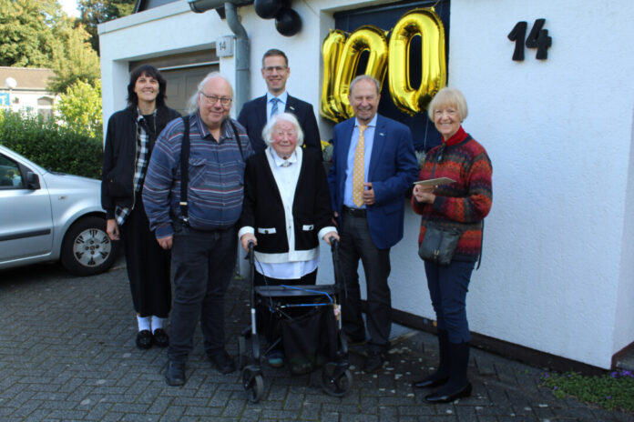 Bei bestem Wetter gratulierten Bürgermeister Christoph Schultz (3.v.r.) und der stellvertretende Landrat Michael Ruppert (2.v.r.) gemeinsam mit Pfarrerin Laura Kadur (1.v.l.), Sohn Uwe Günther (2.v.l.) und einer Nachbarin (1.v.r.) Anneliese Günther zum hundertsten Geburtstag. Foto: Stadt Erkrath