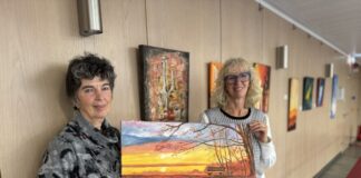 Ruth Berendes-Luckau (links) und Ute Wiegand, Leiterin der Beratungs-Center Am Rathaus und Stübbenhaus der Kreissparkasse Düsseldorf, eröffnen die Ausstellung. Foto: Sparkasse