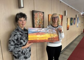 Ruth Berendes-Luckau (links) und Ute Wiegand, Leiterin der Beratungs-Center Am Rathaus und Stübbenhaus der Kreissparkasse Düsseldorf, eröffnen die Ausstellung. Foto: Sparkasse