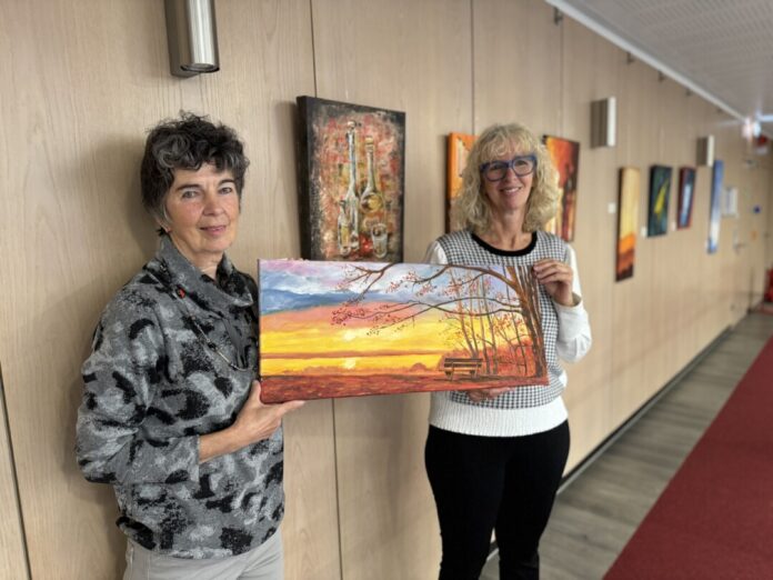 Ruth Berendes-Luckau (links) und Ute Wiegand, Leiterin der Beratungs-Center Am Rathaus und Stübbenhaus der Kreissparkasse Düsseldorf, eröffnen die Ausstellung. Foto: Sparkasse