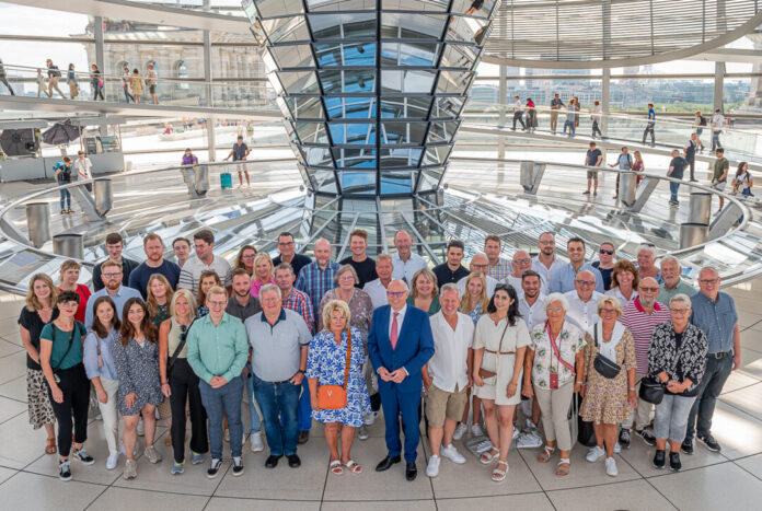 50 Ehrenamtliche besuchten Peter Beyer MdB in Berlin. Gemeinsam besuchten sie dier Kuppel des Reichstags. Foto: Bundespresseamt