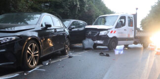 Mehrere Autos wurden bei dem Unfall beschädigt. Foto: Polizei