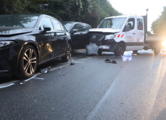 Mehrere Autos wurden bei dem Unfall beschädigt. Foto: Polizei