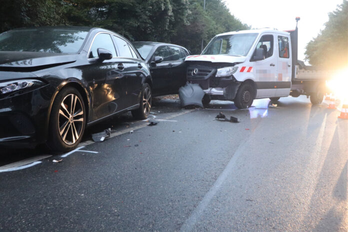 Mehrere Autos wurden bei dem Unfall beschädigt. Foto: Polizei