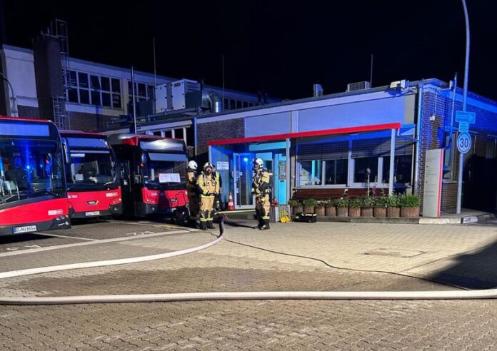 Die Feuerwehr Mettmann rückte zum Busdepot der Rheinbahn aus. Foto: FW Mettmann