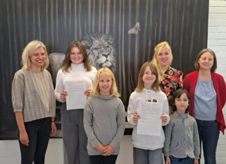 Wiebke Siever, Alexandra Prester (beide Museum Ratingen), Sarah Crépû Laferrière und Gunda Löffler (Eduard-Dietrich-Schule, v.l.) unterzeichneten einen Vertrag für eine Bildungspartnerschaft. Clara, Emma und Paul freuen sich auf Museumsbesuche. Foto: Stadt Ratingen