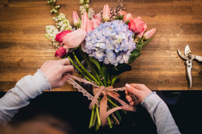 Für das kreative Binden vom Blumenstrauß bekommen Floristinnen jetzt mehr Geld. Darauf hat die Floristik-Gewerkschaft IG BAU hingewiesen. Foto: IG BAU/Tobias Seifert