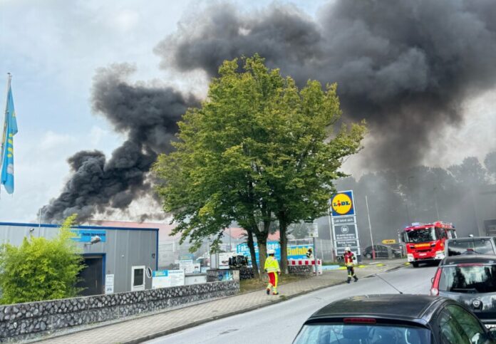 Der Brand brach an der Röntgenstraße aus. Foto: FW Erkrath