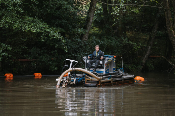 Der Saugbagger bei der Arbeit. Foto: WSW/Kintopp